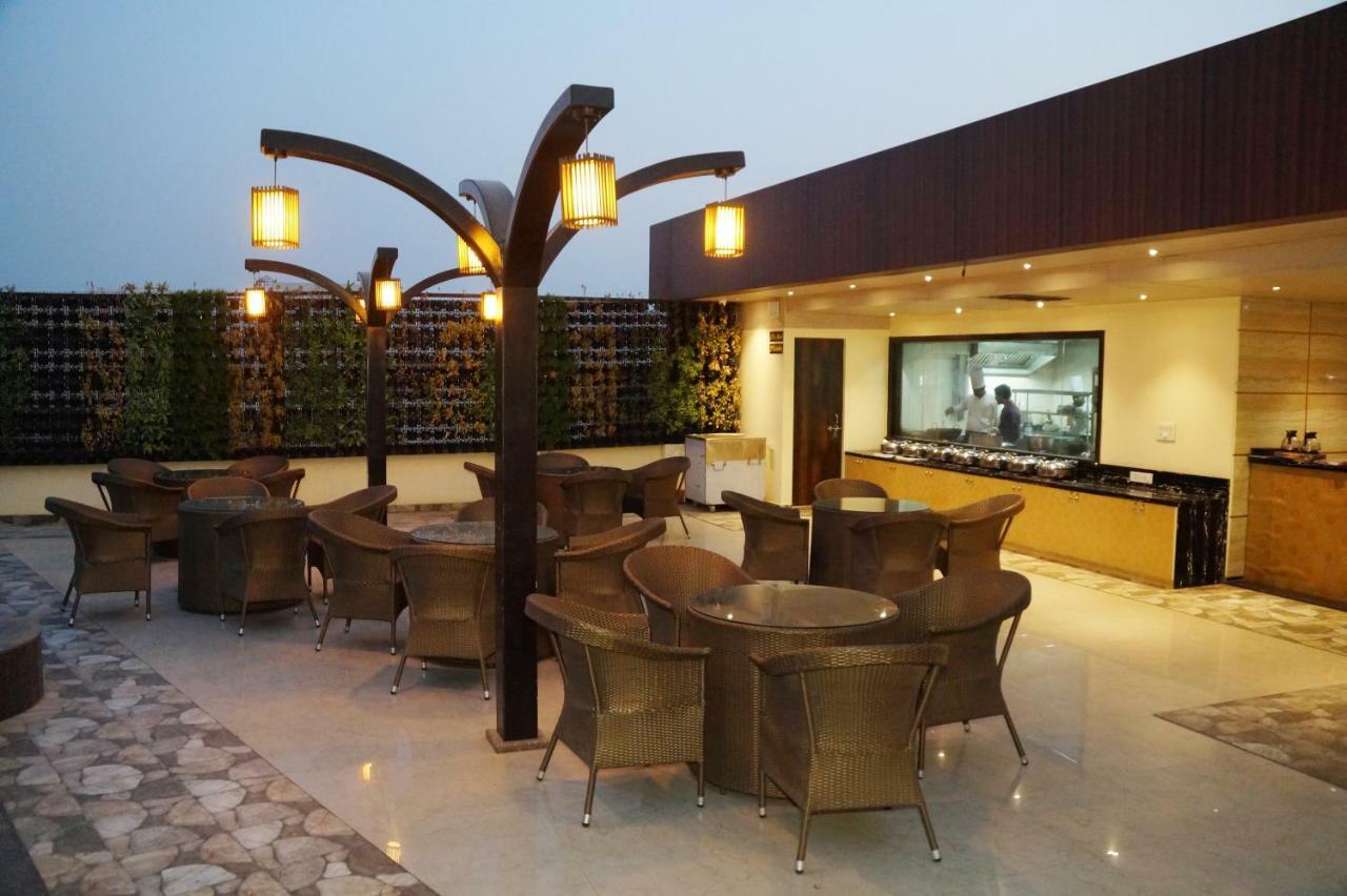Hotel Shivoy Grand Varanasi Esterno foto